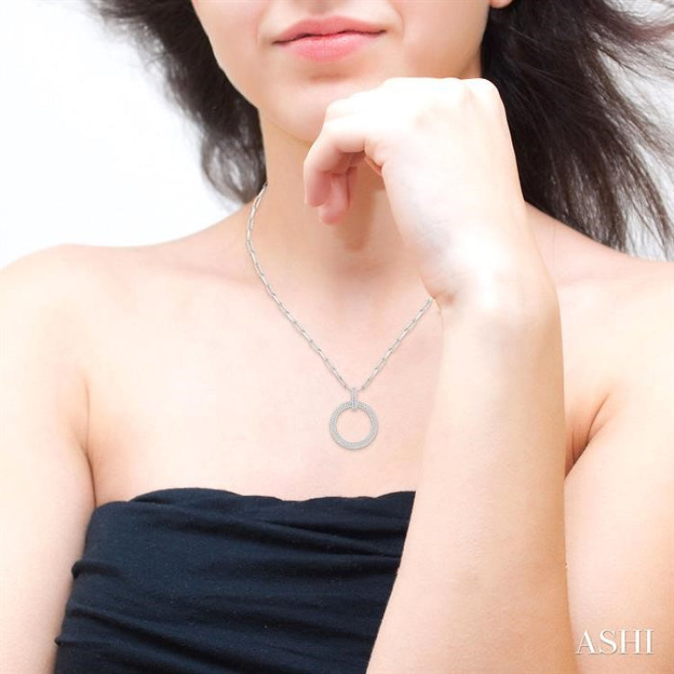 1/2 Ctw Circle Of Love Round Cut Diamond Pendant With Chain in 14K White Gold 1/2 Ctw Circle Of Love Round Cut Diamond Pendant With Chain in 14K White Gold