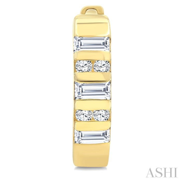 1/4 Ctw Ribbed Baguette and Round Cut Diamond Huggie Petite Earrings in 10K Yellow Gold