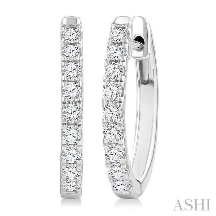 1/2 Ctw Round Cut Diamond Hoop Earrings in 14K White gold