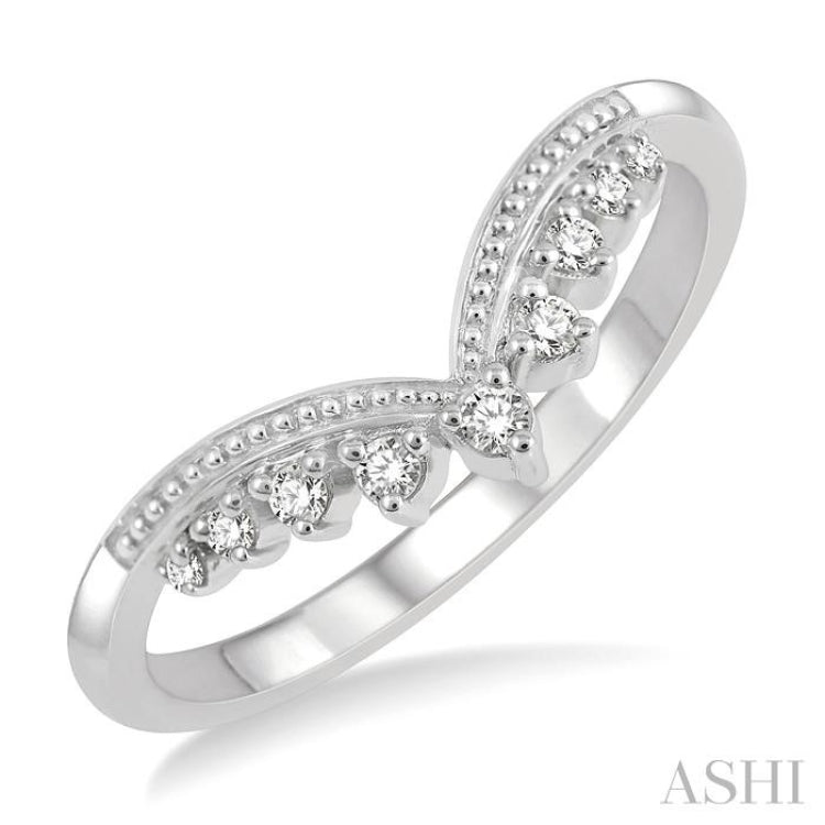1/10 Ctw Chevron Round Cut Diamond Highlighted Wedding Ring in 14K White Gold