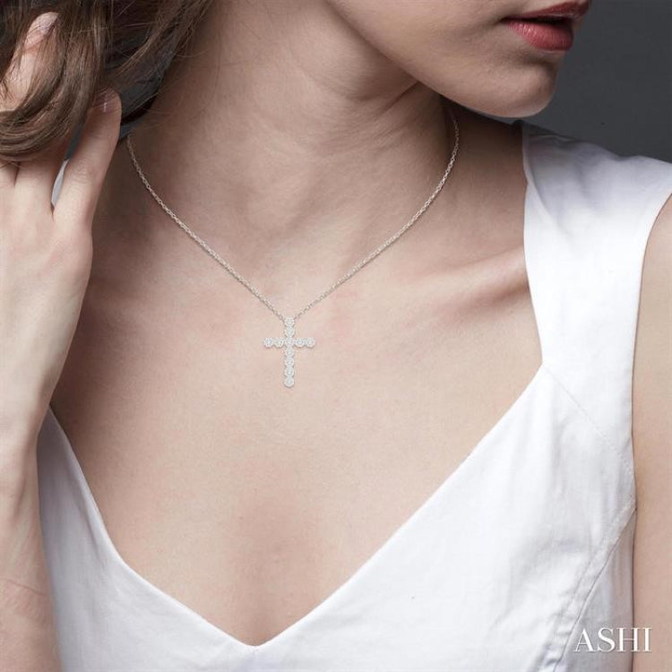 1 ctw Lovebright Round Cut Diamond Cross Pendant in 14K White Gold with chain