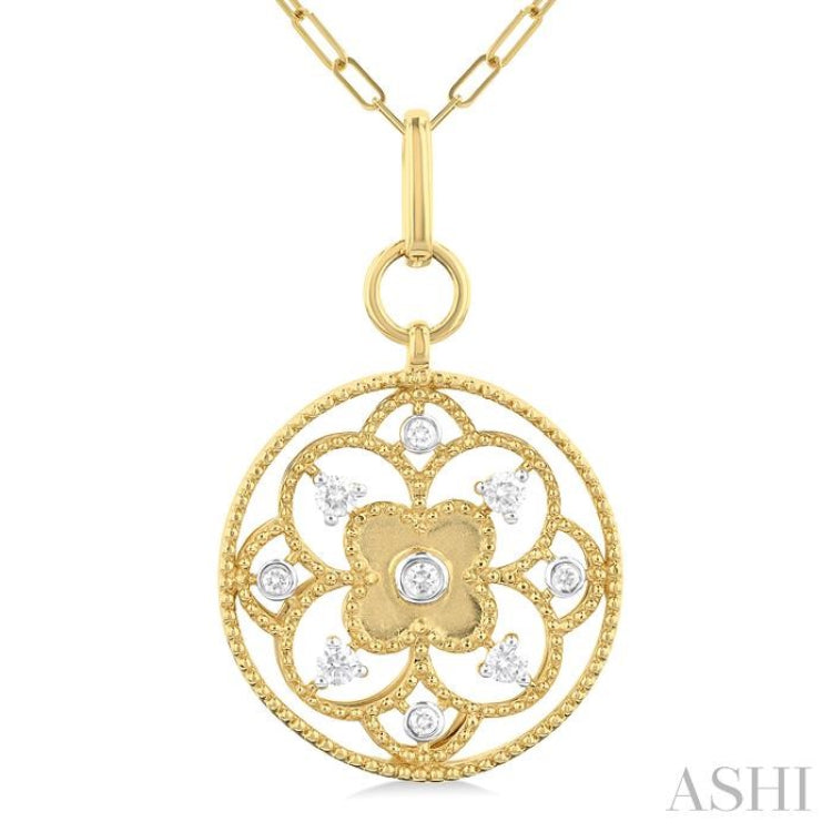 1/4 Ctw Circle Floral Carving Round Cut Diamond Fashion Pendant With Paperclip Chain in 14K Yellow Gold